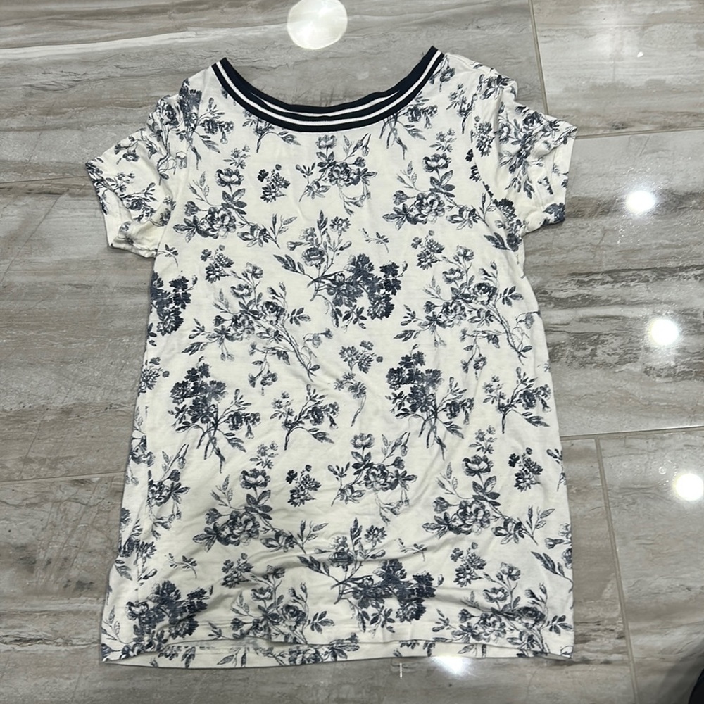 American Eagle Soft & Sexy Tee. White with blue floral designs. Size XS.